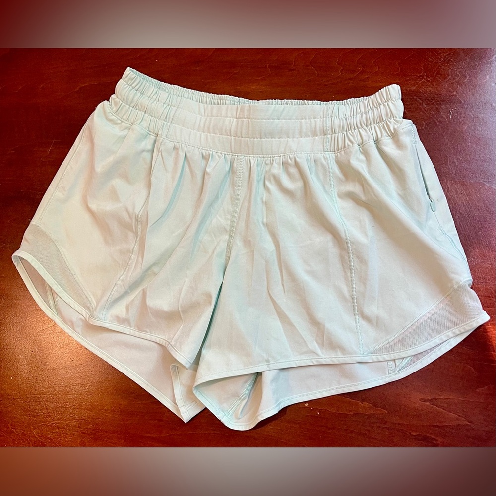 Like new lululemon hotty hot low rise lined short 4” size 6 delicate mint